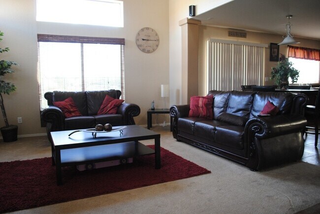 Building Photo - Charming 4 Bed 3 Bath Laveen Home !!