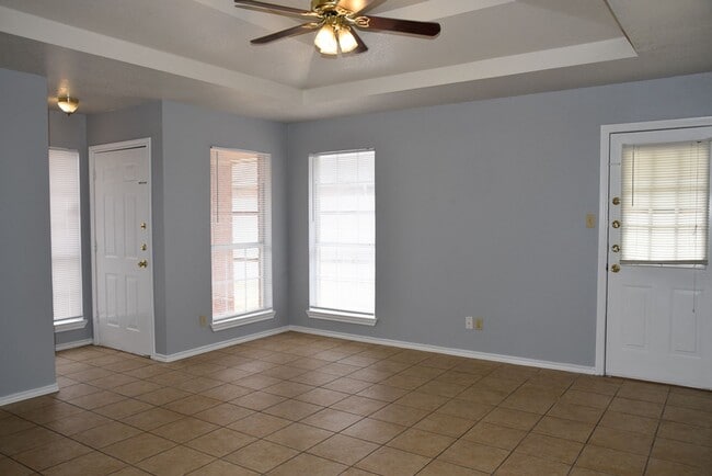 Building Photo - Spacious 3 Bedroom 2 Bath duplex Decatur TX