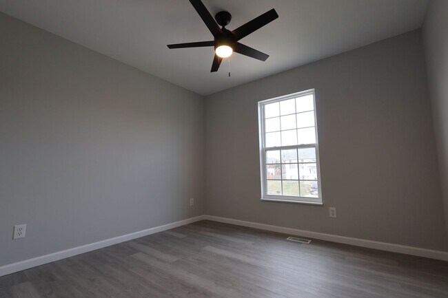 Building Photo - Beautiful 3 Bed 2.5 Bath w/2 Car Oversized Garage