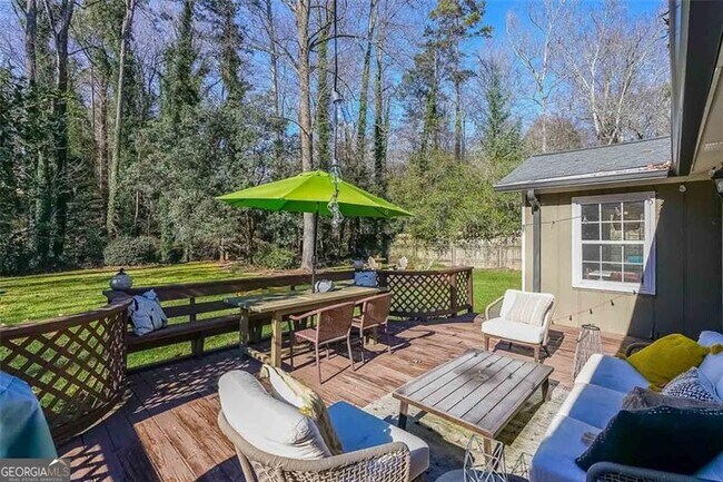 Building Photo - 701 Willow Ridge Dr NE