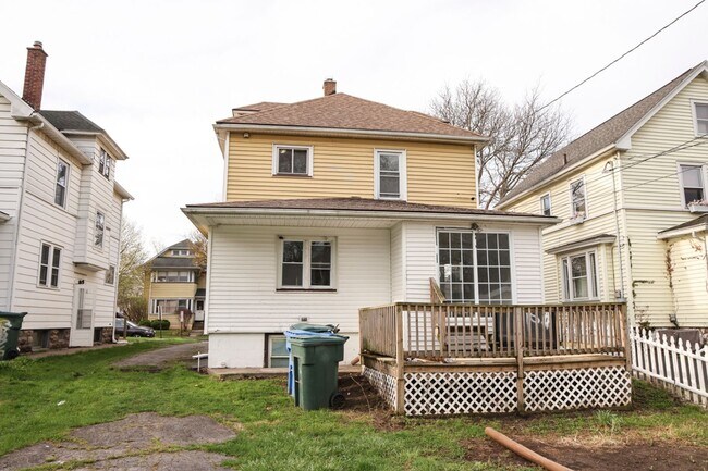 Building Photo - GREAT SINGLE FAMILY HOUSE . WAITING FOR YOU TO CALL HOME !!