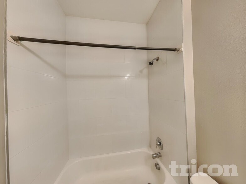 Building Photo - 3321 Buttonwood Ave