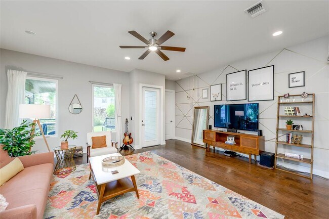 Building Photo - 2113 Glendale Pl