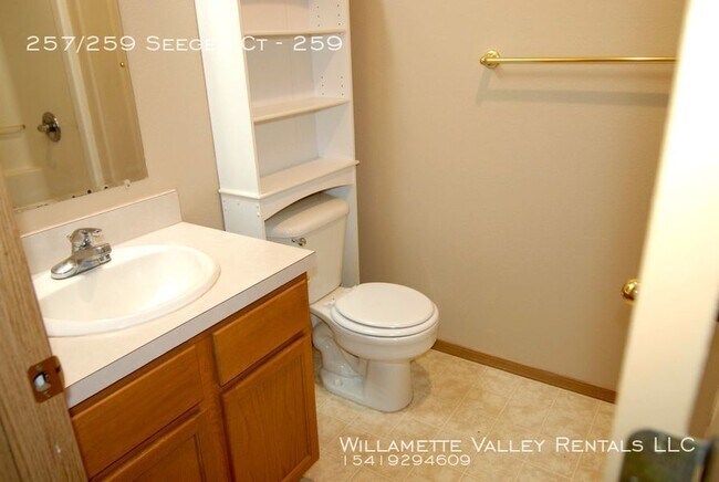Building Photo - Nice S Salem duplex