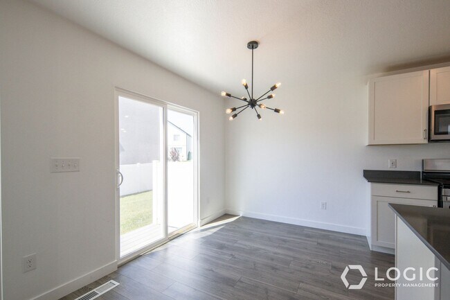 Building Photo - Gorgeous Row End Townhome!