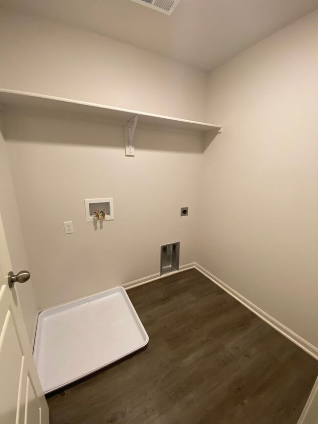 Building Photo - *Pre-leasing* Spacious Three Bedroom | Two and a Half Bath Home in Spring Hill