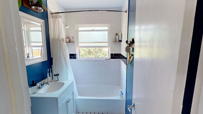 Building Photo - 2/1 +Bonus Room & Garage North Park Charmer!