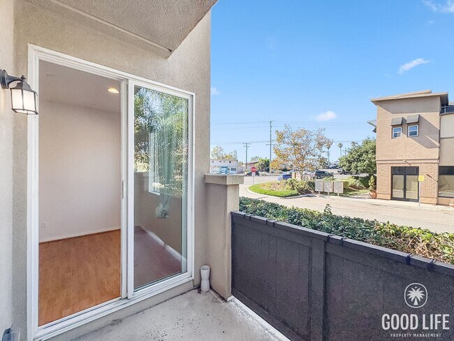 Building Photo - Beautiful 3B/3BA Townhome in Gated Communi...