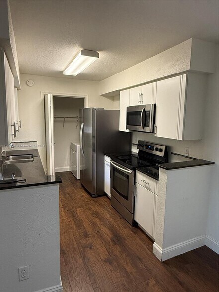 Primary Photo - 833 Riverside Dr