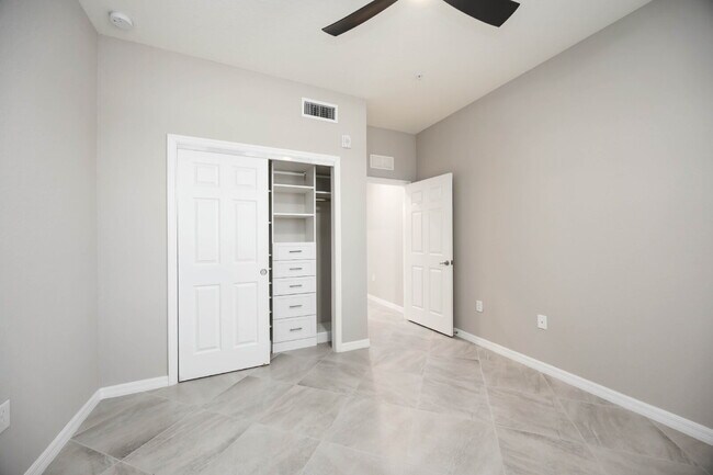 Building Photo - "Spacious 2-Bed, 2-Bath W/Den Condo Retrea...