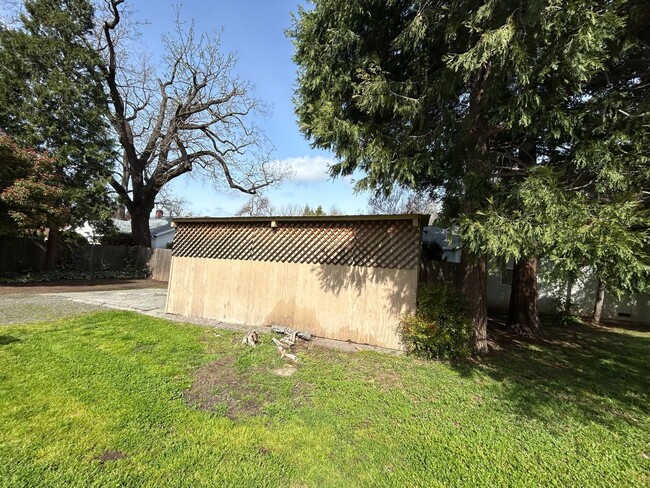 Building Photo - 2bd 1 ba with Zen Garden, Garage, Updated ...