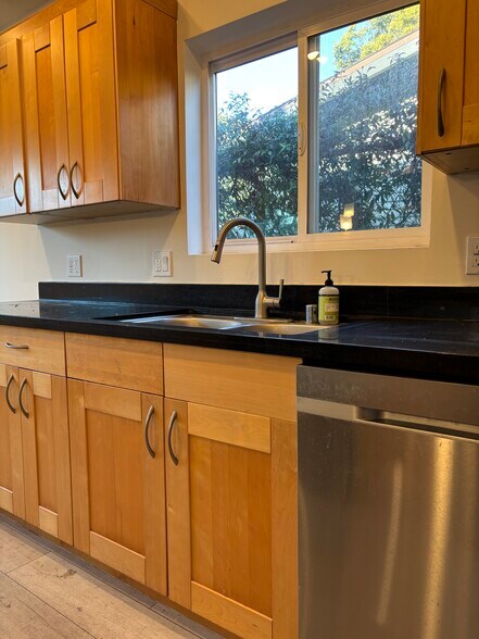 Unit 1 - 538 Brooks Ave