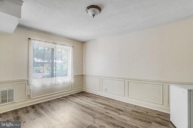 Building Photo - 205 Yoakum Pkwy