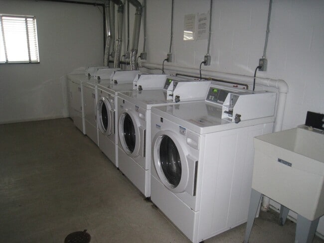 Building Photo - 763 Main St