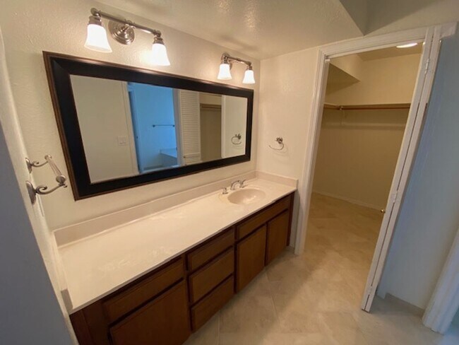 Building Photo - Glen Heights Condo