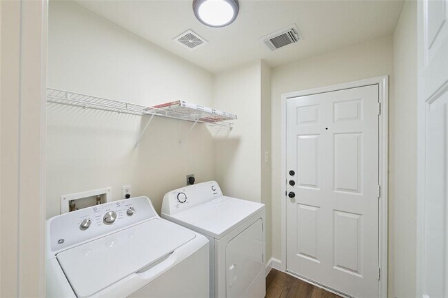 Building Photo - 354 Fantasy Ln
