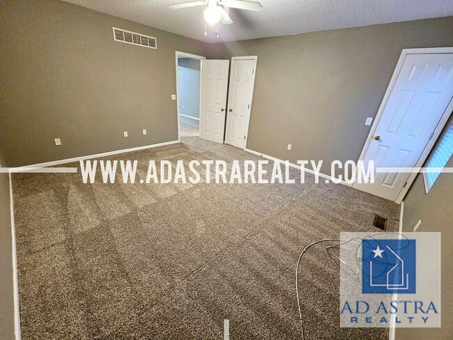 Building Photo - 2 Bedroom 2 Bath Townhouse in North Kansas...
