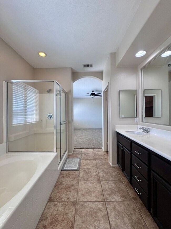 Building Photo - Beautiful 4 Bedroom + Office Home for Lease