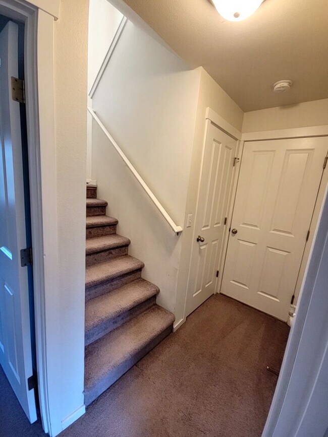 Building Photo - Large 4 Bed Split, Available Now! Pets Okay!