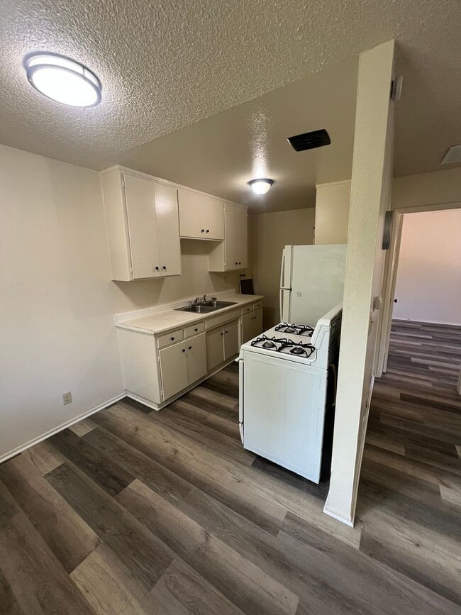 Building Photo - Oroville one bed one bath duplex for rent.