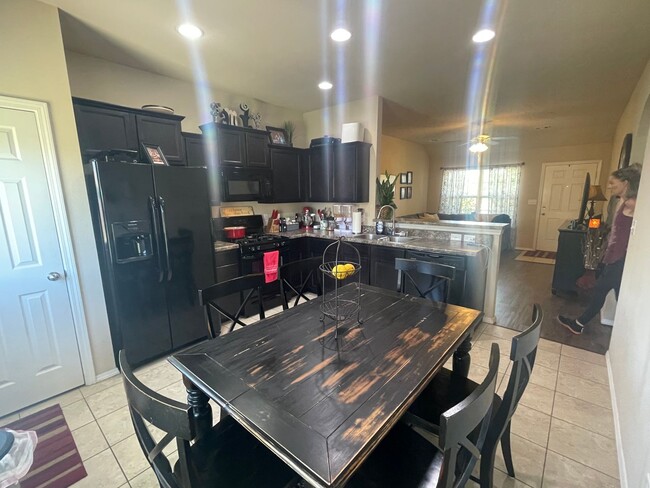 Building Photo - Bixby 3 bed 2 bath in quiet cul-da-sac!