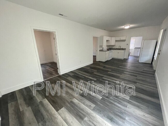 Building Photo - 206 N Ash St