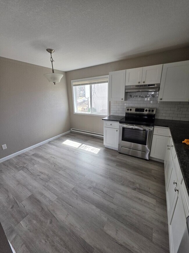 Building Photo - 2 Bedroom Apartment Available Near Regis!