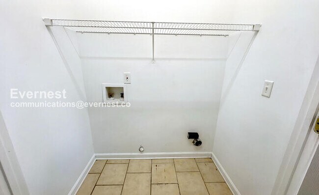 Building Photo - 3 Bed, 2 Bath Home with Garage / Pet-Frien...