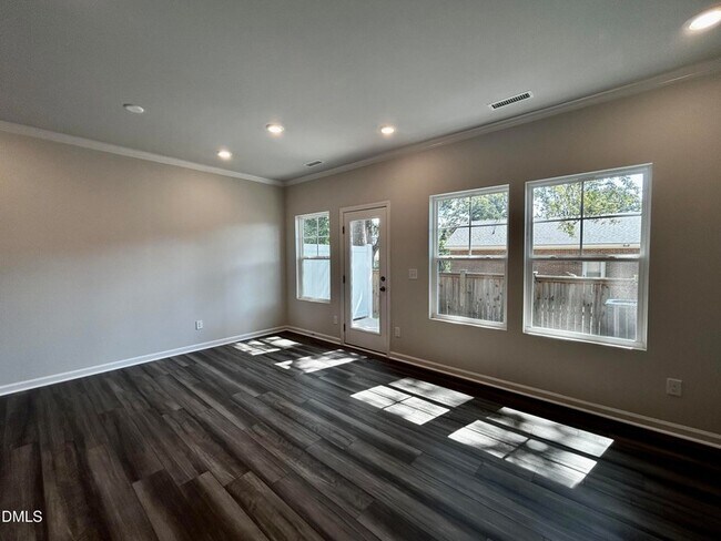 Building Photo - 154 Paramount Dr