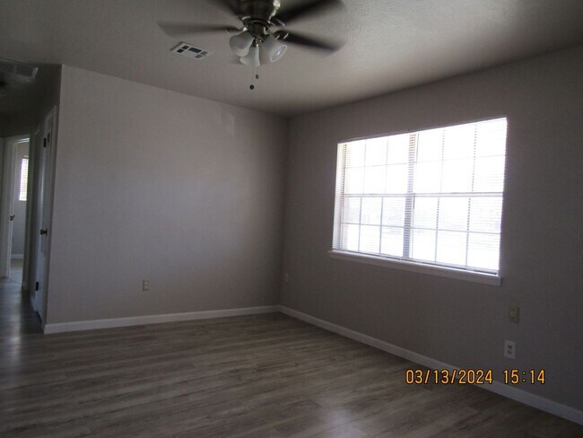 Building Photo - Freshly Painted/New Flooring Home!! Pets N...