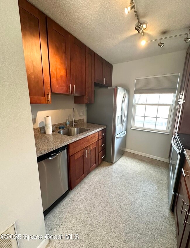 Building Photo - 112 E Colonial Ct