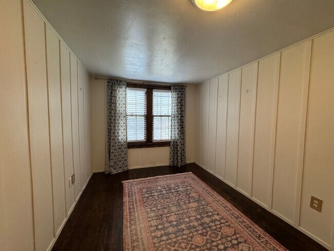 Building Photo - Cutest 3 bed with historic charm, so close...