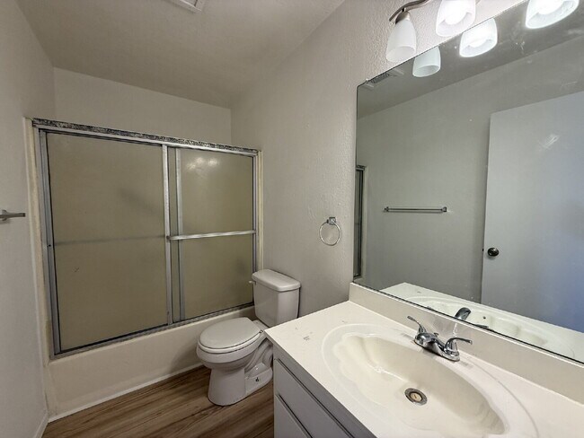 Building Photo - 2 bed 1 bath with a garage BHCRENT.COM