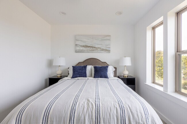 Building Photo - 1940 Green Hill Dr