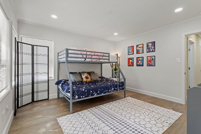 Building Photo - 1015 E Verdugo Ave