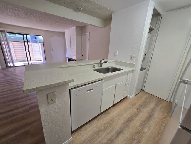 Building Photo - Beautifully Renovated Ground-Floor 2 Bedroom – Over 900 Sq. Ft.!