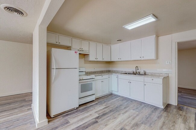 Building Photo - 721 Santa Fe Ave SW
