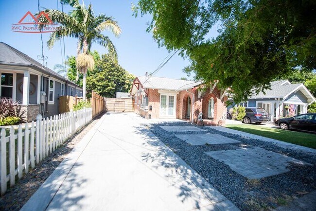 Building Photo - 437 Menker Ave