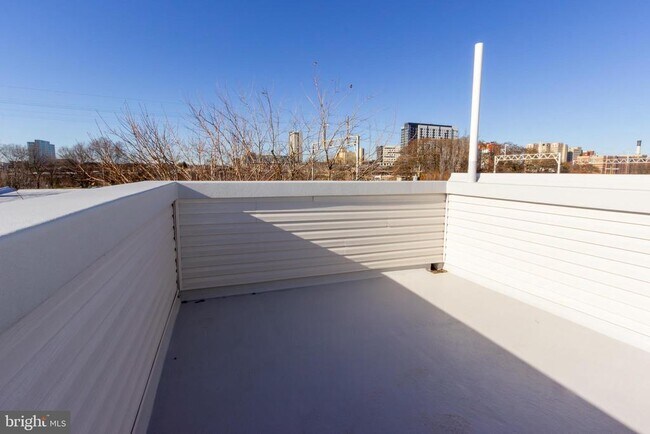 Building Photo - 1544 N Darien St