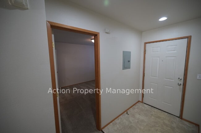 Building Photo - 2 bed 1 bath apartment in Port Angeles, close to Peninsula College and the Olympic National Par