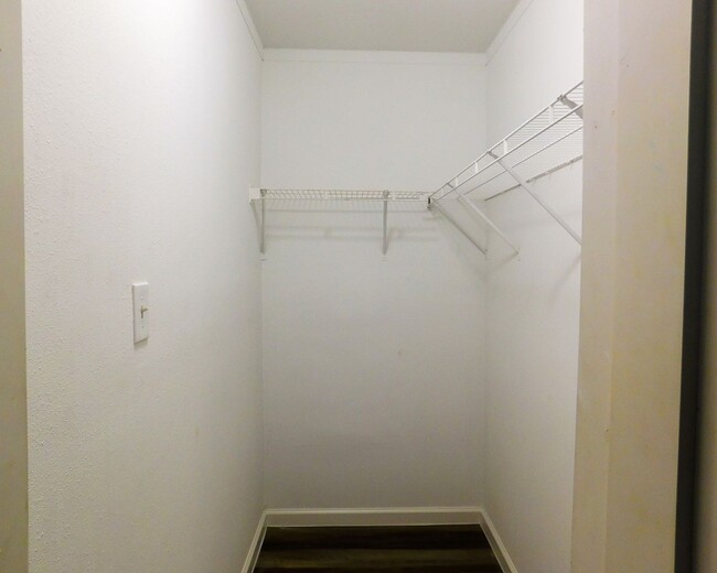 Building Photo - Room For Rent