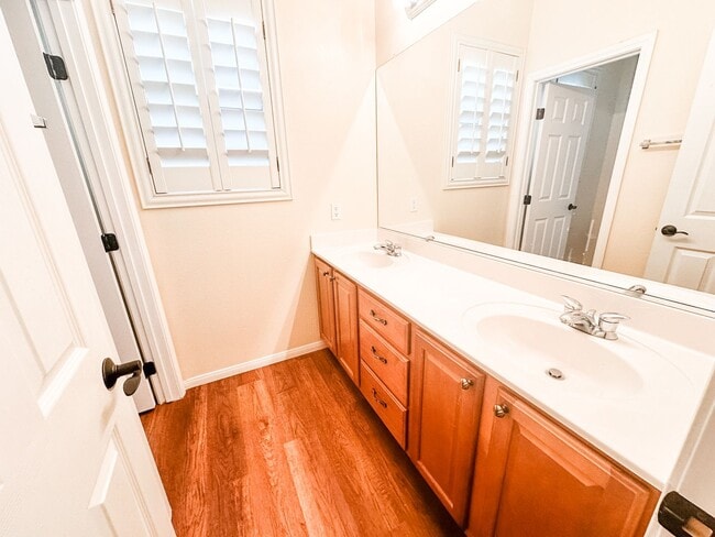 Building Photo - Beautiful 4 bedroom 3 bath plus loft home in the Vistas in Summerlin!