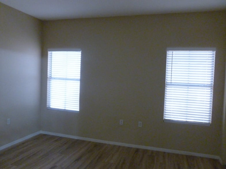 Building Photo - 3400 Cabana Dr