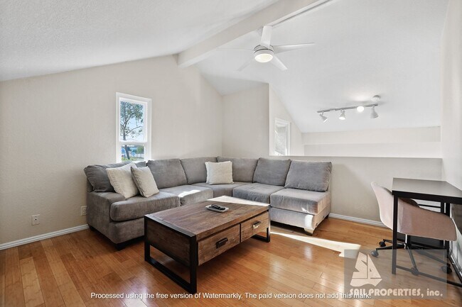 Building Photo - Beach Townhome Vacation Rental with two car garage!