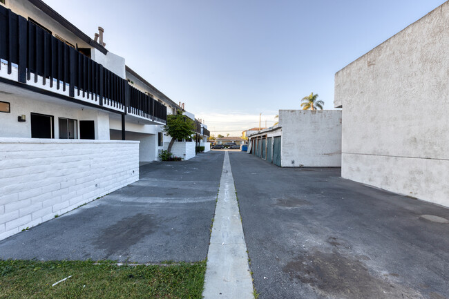 Building Photo - 3296 Franklin Ave