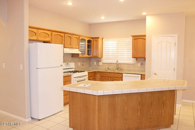 Building Photo - 221 Cloud Song E