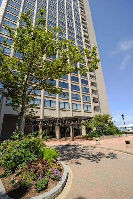 Building Photo - 65 E India Row