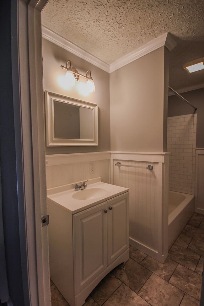 Building Photo - Stylish 2BR Retreat in Vibrant Highland Park Neighborhood!