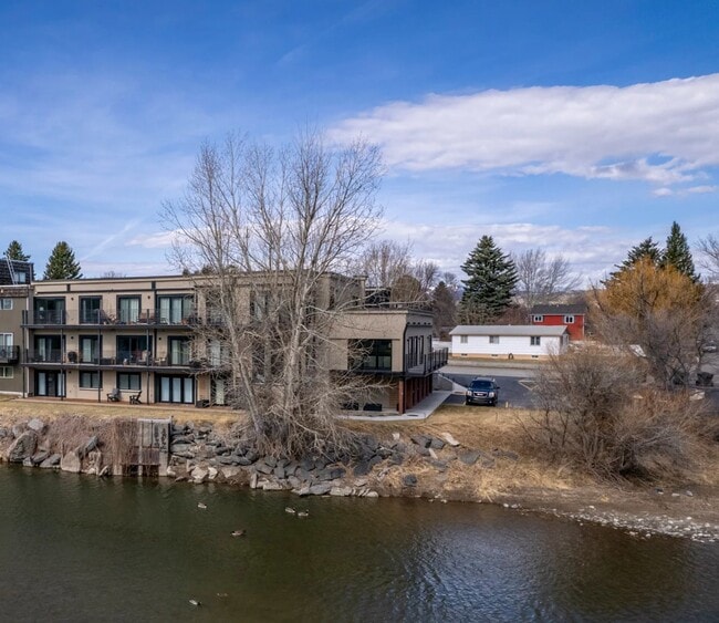 Building Photo - 1001 River Dr