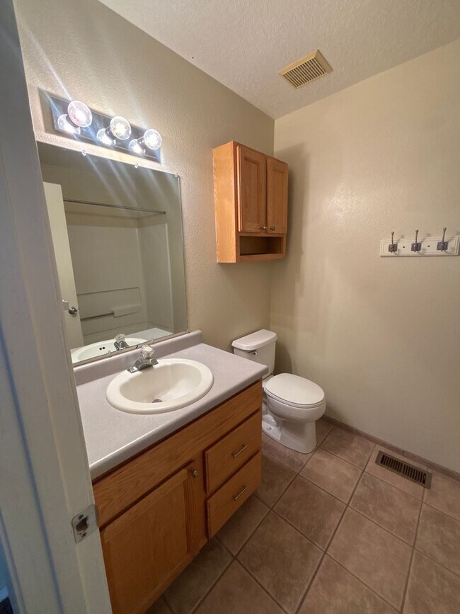 Building Photo - 6405 La Habra Ln NE